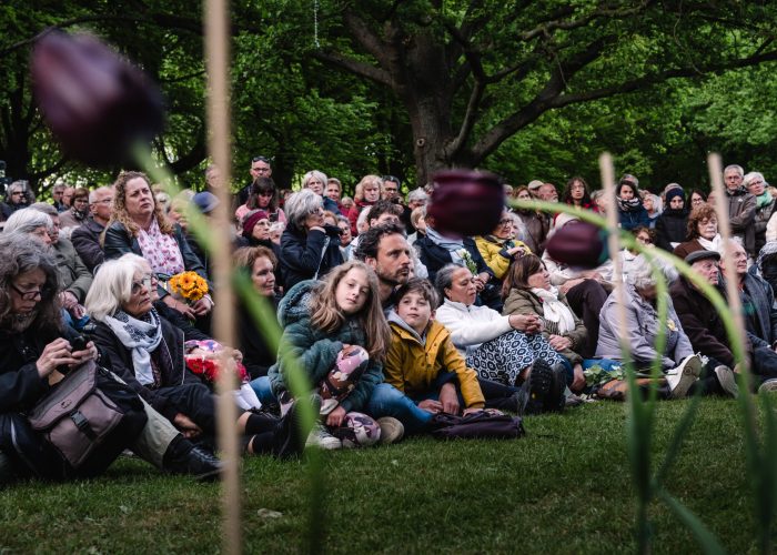 04.05.2025, Koekamp, Den Haag, NL. De alternatieve dodenherdenking op 4 mei 2025 in Den Haag. Naast de Tweede Wereldoorlog en de Holocaust werd hier ook stilgestaan bij alle slachtoffers van genocide, oorlog, vervolging en onderdrukking, mede door toedoen of nalaten van de Nederlandse overheid. Om 20.00 uur werd twee minuten stilte gehouden. Veel aanwezigen hadden bloemen meegenomen, die voor het podium konden worden neergelegd.