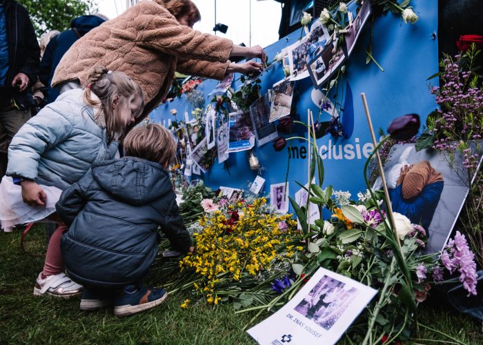 04.05.2025, Koekamp, Den Haag, NL. De alternatieve dodenherdenking op 4 mei 2025 in Den Haag. Naast de Tweede Wereldoorlog en de Holocaust werd hier ook stilgestaan bij alle slachtoffers van genocide, oorlog, vervolging en onderdrukking, mede door toedoen of nalaten van de Nederlandse overheid. Om 20.00 uur werd twee minuten stilte gehouden. Veel aanwezigen hadden bloemen meegenomen, die voor het podium konden worden neergelegd.